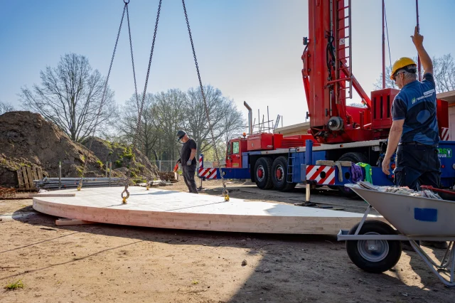 Na de betonwerkzaamheden is het casco van de nieuwbouwwoning in De Heurne opgezet. Het CLT-casco en de staalconstructie worden in ongeveer drie weken gerealiseerd. 🏗️

#debouwmaakthet #nieuwbouw #bouw #achterhoek #bouwendnederland #bouwplaatjes