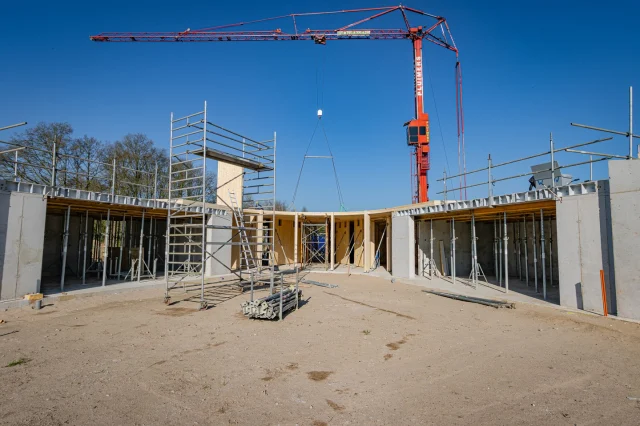 Het casco van deze woning in De Heurne krijgt steeds meer vorm. Mooi om te zien hoe het ontwerp van Architectenbureau Vincenth Schreurs langzaam werkelijkheid wordt.

#debouwmaakthet #nieuwbouw #bouw #achterhoek #bouwendnederland #bouwplaatjes