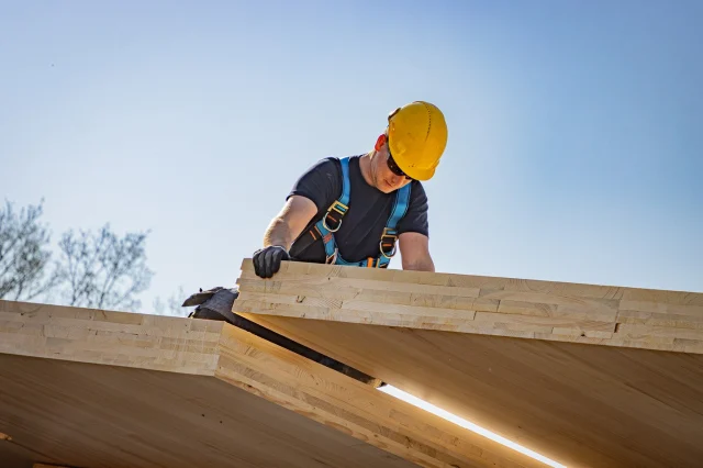 De toplaag van het CLT van deze nieuwbouwwoning in De Heurne is gemaakt van zilverspar. Lichter van kleur en met minder noesten dan vurenhout, voor een egale uitstraling van het gebouw!

#debouwmaakthet #nieuwbouw #bouw #achterhoek #bouwendnederland #bouwplaatjes