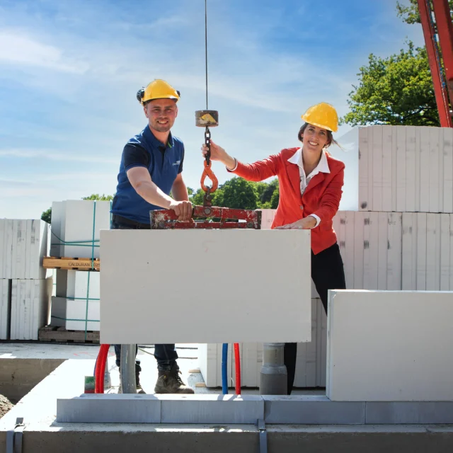 Wethouder legt eerste steen nieuwbouwproject ‘Wonen op Droppers’

Onder het toeziend oog van toekomstige bewoners en betrokkenen heeft wethouder Sandra Metaal vandaag de symbolische eerste steen gelegd voor het nieuwbouwproject ‘Wonen op Droppers’ in het Woold, gemeente Winterswijk. Op deze locatie verrijzen binnenkort 16 nieuwe woningen: 6 vrijstaande huizen, 8 rijwoningen en 2 twee-onder-een-kapwoningen.

Het initiatief komt van Wooldenaar Dirk Hendriksma, die al sinds 2018 werkt aan het plan. Als restauratietimmerman met ruim twintig jaar ervaring in de bouw, vond hij dat er in de buurtschap te weinig woningen werden gerealiseerd. Zijn plan is een écht lokaal initiatief en sluit naadloos aan op de nieuwe omgevingsvisie voor het buitengebied.

#startbouw #bouwendnederland #bouwplaatjes #dusseldorp #woold #winterswijk #wamenvanduren #buurtschap #woningbouw
