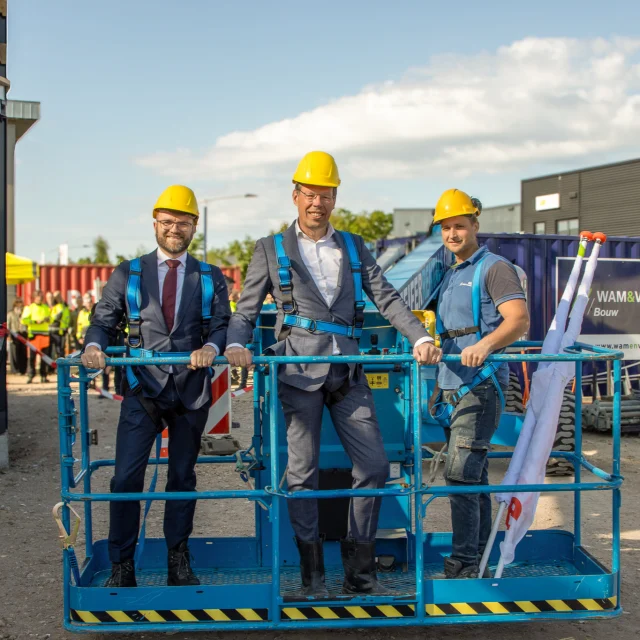 Van fundering tot hoog(s)tepunt

In Lichtenvoorde bouwen we aan het nieuwe bedrijfspand van ROVA. Een plek waar straks het team van ROVA aan de slag gaat met het beheer van de buitenruimte. Ook het serviceteam van de gemeente komt hier onder één dak te zitten. Zo wordt het samenwerken tussen deze teams nog makkelijker.

Op 8 mei vierden we samen met de medewerkers van ROVA, Rouwmaat, de gemeente Oost Gelre en ons team een belangrijke mijlpaal. Het hoogste punt is bereikt!