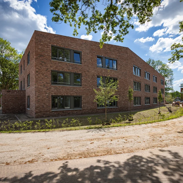 Park Achterhoek: bouwen aan zorg, natuur & duurzaamheid!

In Winterswijk worden flinke stappen gezet voor de realisatie van Park Achterhoek. Samen met GGNet, Zorggroep Achterhoek en Zozijn werken we aan een bijzondere plek waar zorg, natuur en duurzaamheid samenkomen. Inmiddels valt alles op zijn plek en het resultaat mag er zijn!

Naast de drie gebouwen zijn we nu ook gestart met de bouw van de kapschuur, omringd door nieuw groen. Dit geeft het terrein direct een verzorgde uitstraling. De houten kapschuur wordt de nieuwe locatie voor de buitenwerkgroep van Zozijn.
.
.
.@ditisggnet @stichtingzozijn @zozijn_winterswijk @zorggroep_achterhoek @timmerbedrijfhijink @parkachterhoek @werkenbijzorggroepachterhoek @gem_winterswijk #nieuwbouw #zorg #duurzaam #achterhoek #debouwmaakthet #bouwplaatjes #bouwendnederland #zozijn #ggnet #zga #wamenvanduren #winterswijk #