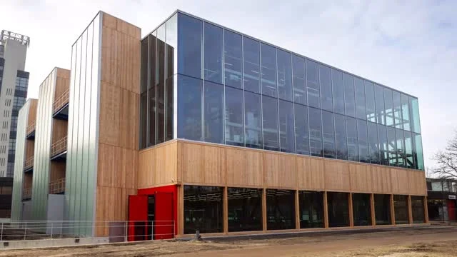 Slim met BIM bij CUBE

Begin dit jaar mochten wij de nieuwbouw ‘CUBE’ voor Universiteit Twente opleveren. Een belangrijk onderdeel hiervan was onze werkwijze van ‘Digitaal Bouwen’, gecombineerd met de ‘CUBE-ILS’ vanuit de Universiteit. Met deze projectspecifieke ILS wil de Universiteit Twente de volgende stappen zetten op het gebied van onderhoud en digitalisering. 

In nauwe samenwerking met installatiepartner WSi techniek zijn de 3D-modellen opgezet, verfijnd met leveranciersmodellen en periodiek geverifieerd door VDNDP. Het resultaat? Modellen die niet alleen geometrisch kloppen, maar ook alle voor onderhoud relevante data correct weergeven. Denk aan fabrikanten, materialisering, kleuren, geluids-, brand-, licht- en zonwerendheid, capaciteiten en groepsnummers.

De BIM-modellen en opleverfoto’s laat het vakmanschap goed zien. 
#nieuwbouw #debouwmaakthet #bouw #bim #wamenvanduren